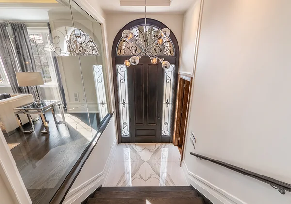 Bevdale Road: Entrance vestibule with patterned glass front door and tiled floor