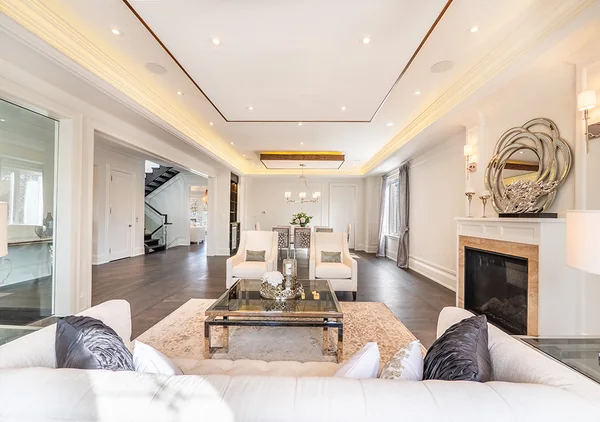Bevdale Road: Living room looking toward the dining area