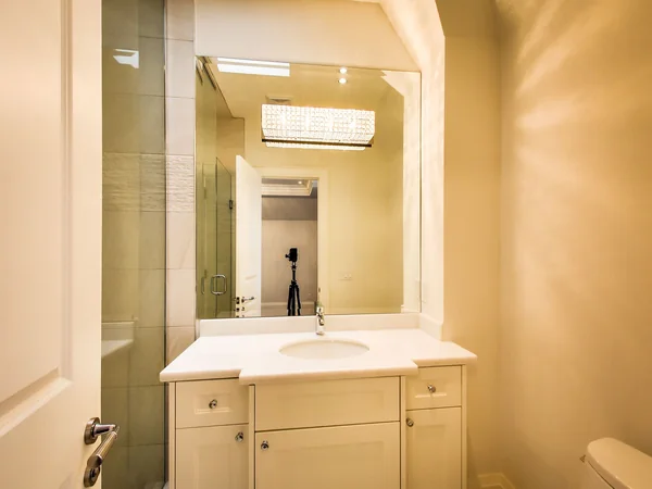 Joicey Boulevard 2: Bathroom vanity with rectangular basin and tall mirror