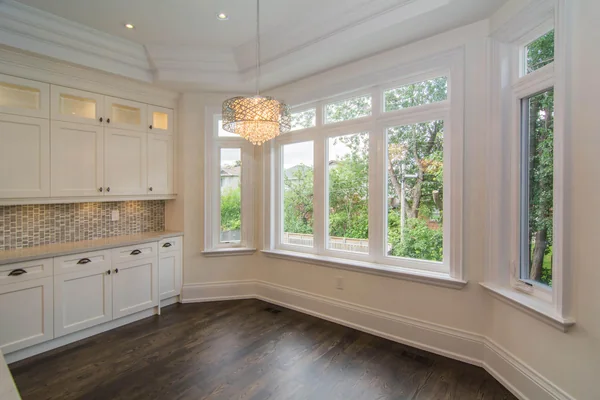 Joicey Boulevard: Breakfast area beside the kitchen with tall rear windows