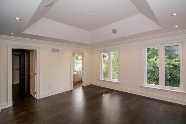 Joicey Boulevard: Empty upper room with tray ceiling and large windows