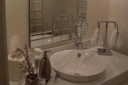 Nevada Avenue: Bathroom basin, mirror and wall-mounted towel rail