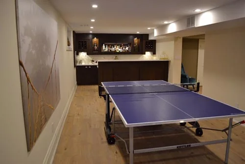 Nevada Avenue: Recreation room with table-tennis table and a bar